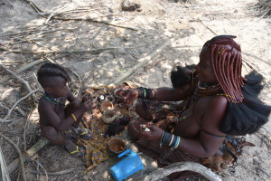 Souvenirauslage der Himba